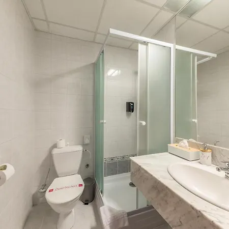 Carl Restaurant & Free Parking 4*